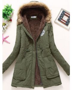 Abrigo botones con cremallera bolsillos con cordón piel sintética con capucha lana de cordero verde militar.