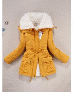 Gelbe Reißverschlussknöpfe Taschen mit Kordelzug Umlegekragen Modischer gepolsterter Mantel