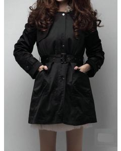 Schwarze Taschen Knöpfe Gürtel Langarm Mode gepolsterter Mantel