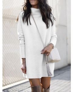Weißes häkelndes hochgeschlossenes langärmliges lässiges Mini-Sweater-Kleid